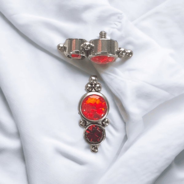 Labret top doble cluster ornamentado ópalo y cristal rojo (Cod 286)