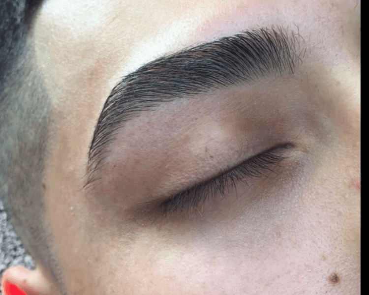 CORTE DE CABELLO MÁS PERFILADO DE CEJAS