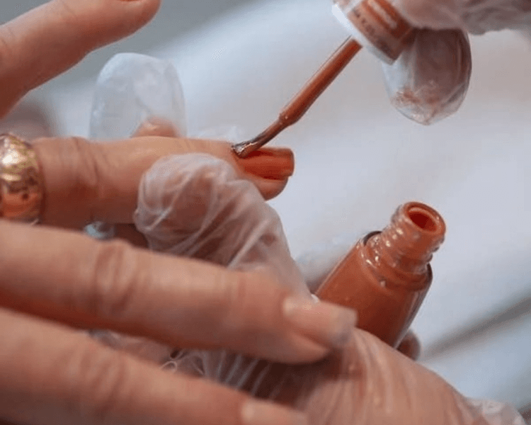 Belleza de mano, con esmaltado tradicional