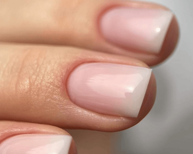 Belleza de mano con esmaltado semipermanente