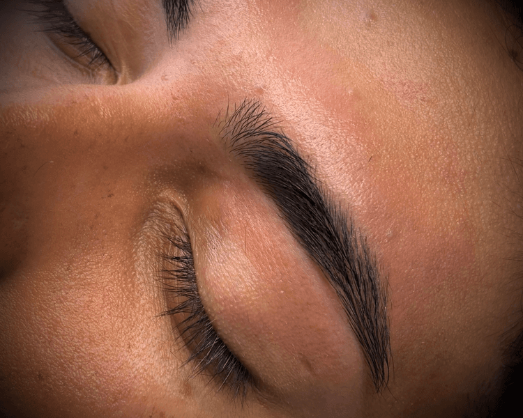 Diseño y Perfilado de cejas