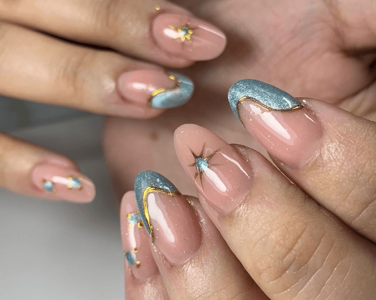 Uñas acrílicas en manos