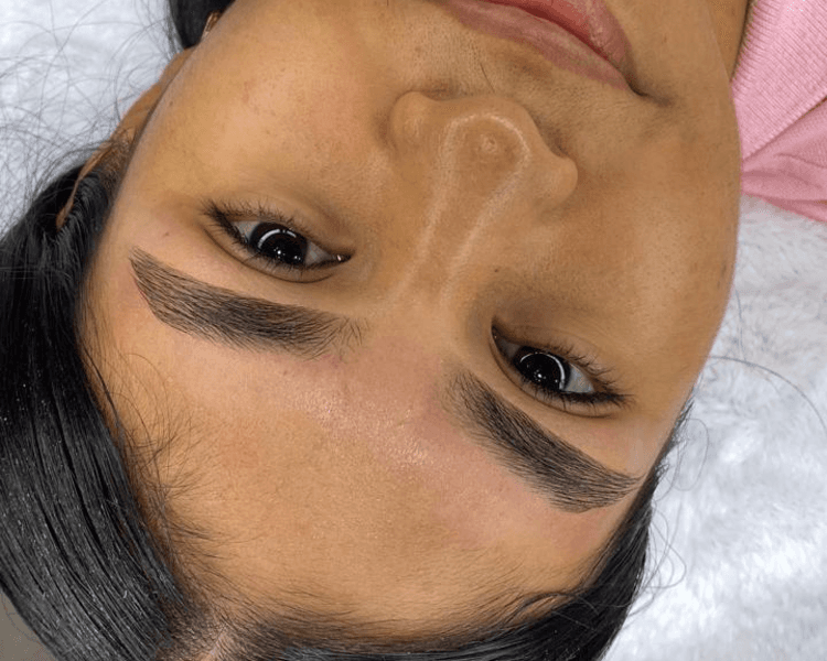 DEPILACIÓN CON HILO Y SOMBREADO DE CEJAS