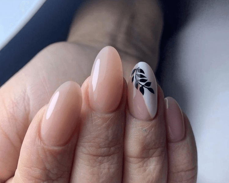 Extensión de uñas Polygel con un diseño por mano