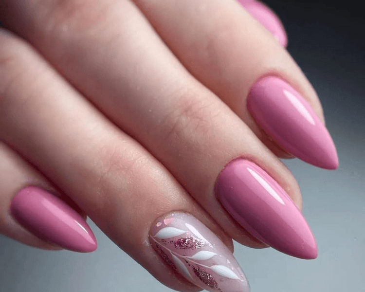 Extensión de Uñas Soft Gel con un diseño por mano