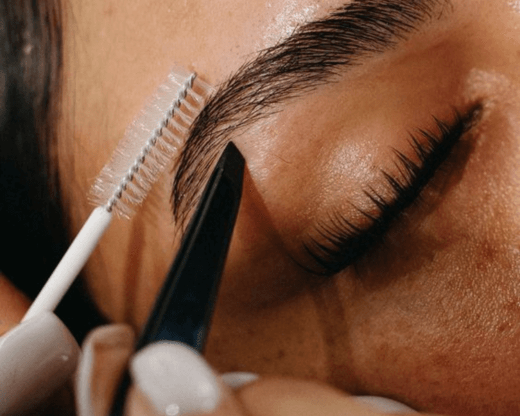 Depilación de ceja creando diseño