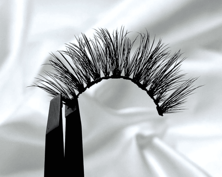 Aplicación de pestañas de tira postiza propia