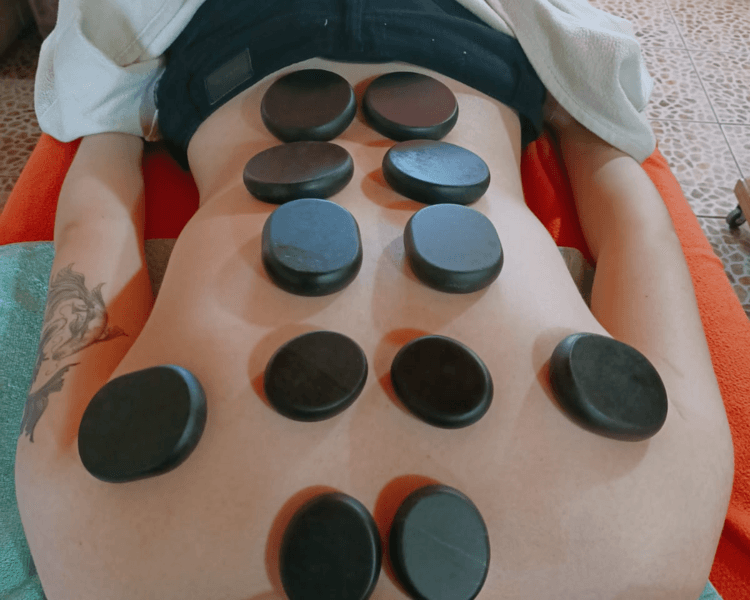 masaje de relajación con piedras calientes