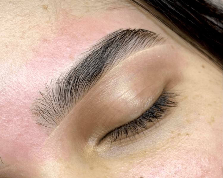 Diseño de cejas clásico con cera