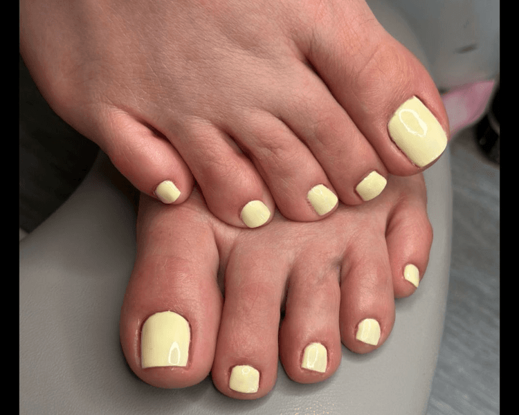 👣 Pedicura con esmaltado permanente