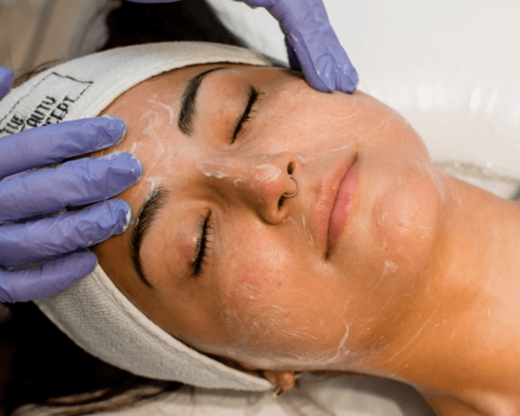 Dermaplaning + Limpieza Facial Profunda