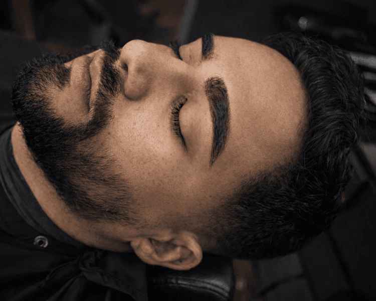 Perfilado de cejas con navaja