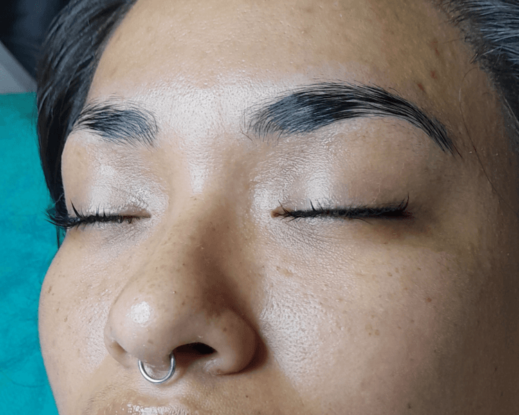 Laminado de cejas con diseño y perfilado