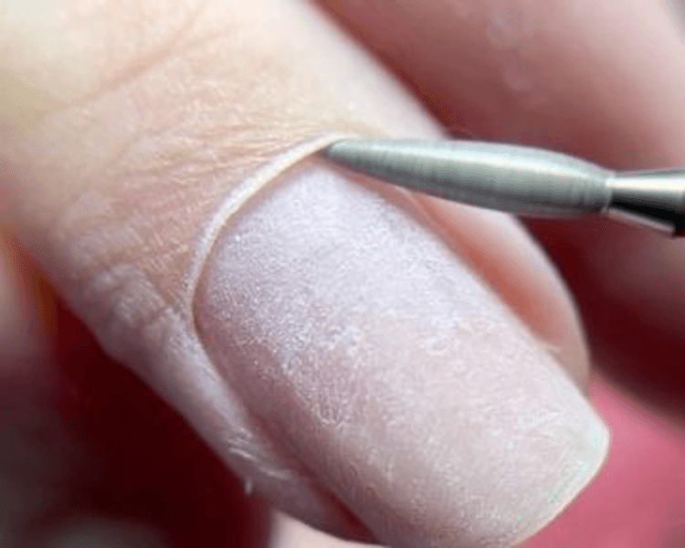 Manicura Rusa: Limpieza profunda de cutícula en seco realizado con diferentes fresas, retirando la piel muerta para dejar un acabado prolijo.