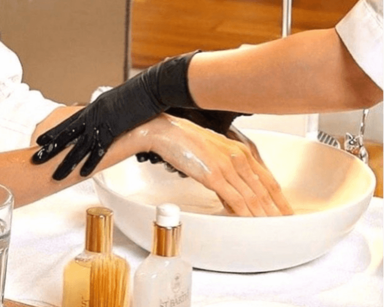Manicura SPA: Inmersión de manos en sales relajantes, ablandador de cutícula y bath boom, limpieza de uñas y retiro de piel muerta, aplicación de exfoliante y mascarilla, finalizando con masaje relajante.