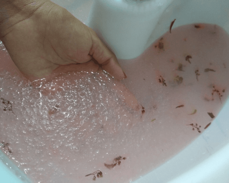 Jelly Mani: tratamiento relajante en manos a base de colágeno y extractos naturales con textura tipo gelatina, limpieza de uñas y retiro de piel muerta, aplicación de exfoliante y mascarilla finalizando con masaje relajante.