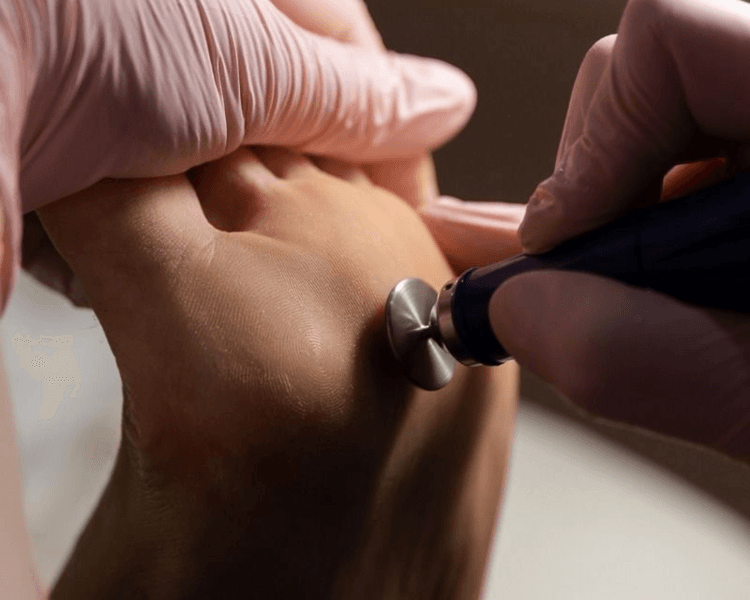 Pedicura SPA: Inmersión de pies en sales relajantes, bath boom, limpieza de uñas y retiro de piel muerta, aplicación de exfoliante y mascarilla, masaje relajante y aplicación de gel semipermanente a 1 tono