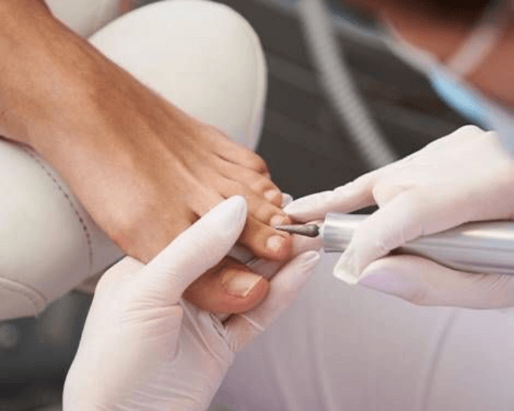 Pedicura rusa: limpieza profunda de cutícula en seco retirando la piel muerta, aplicación de gel semipermanente y masaje relajante con hidratante.