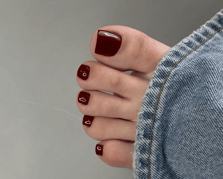 Acripie: limpieza profunda de cutícula en seco retirando la piel muerta, aplicación de acrílico para moldear la uña de manera estética y masaje relajante con hidratante