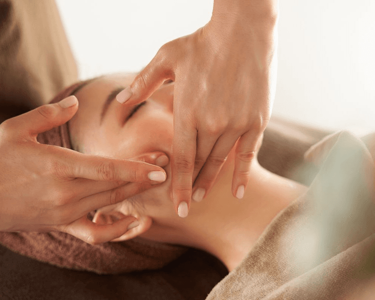 Masaje facial técnica manual