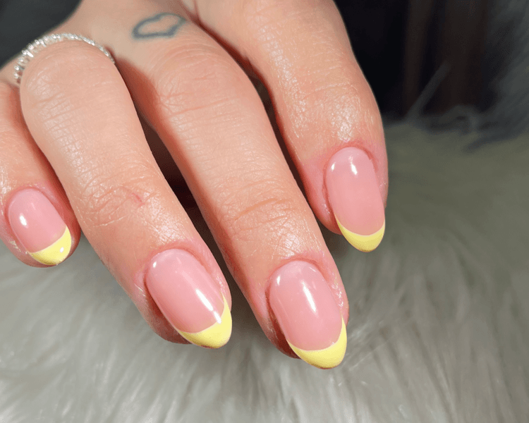 Manicura Permanente Degradé o Francesas + Retiro de Permanente: Servicio limado, limpieza y esmaltado permanente.