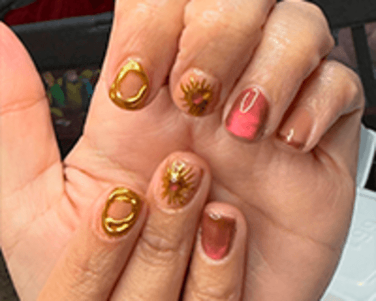 Diseño esmaltado en gel + nivelación con Rubber base + manicura rusa