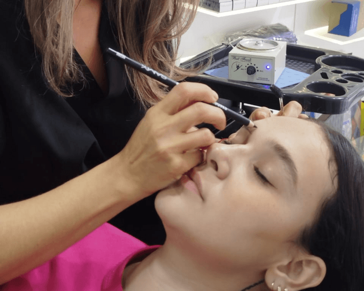 Diseño de Cejas con cera 20