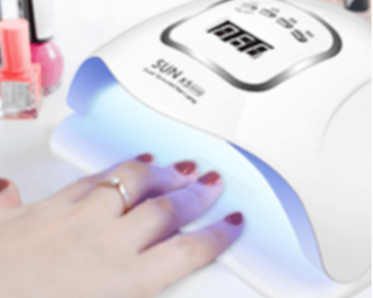 Manicuría con esmaltado semipermanente