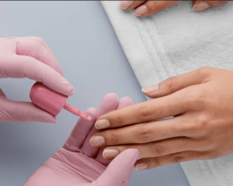 Manicuría con esmaltado tradicional