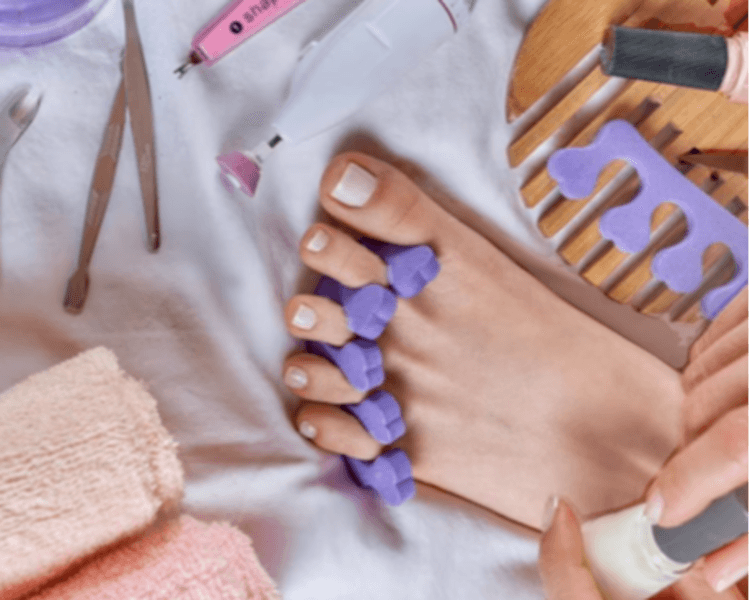 Belleza de pies con esmaltado tradicional