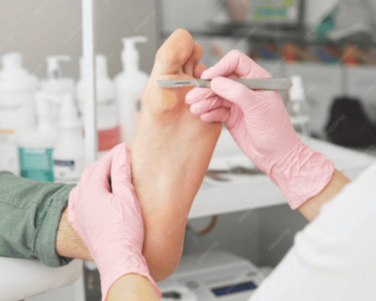 Pedicuria con esmaltado semipermanente