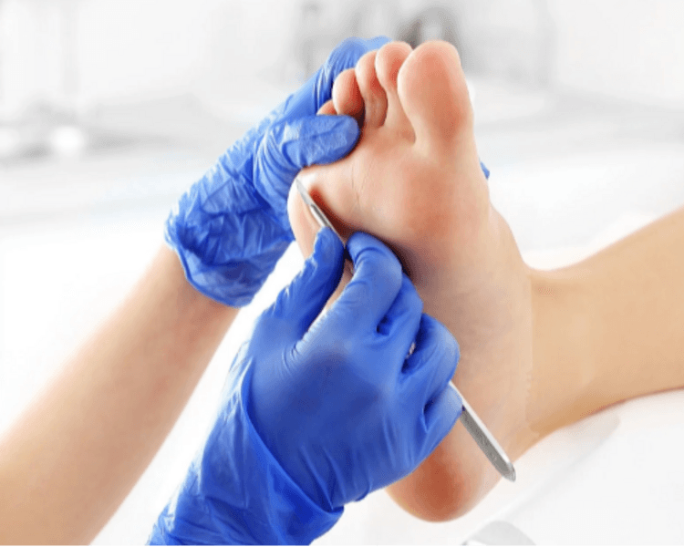 Pedicuría con esmaltado tradicional