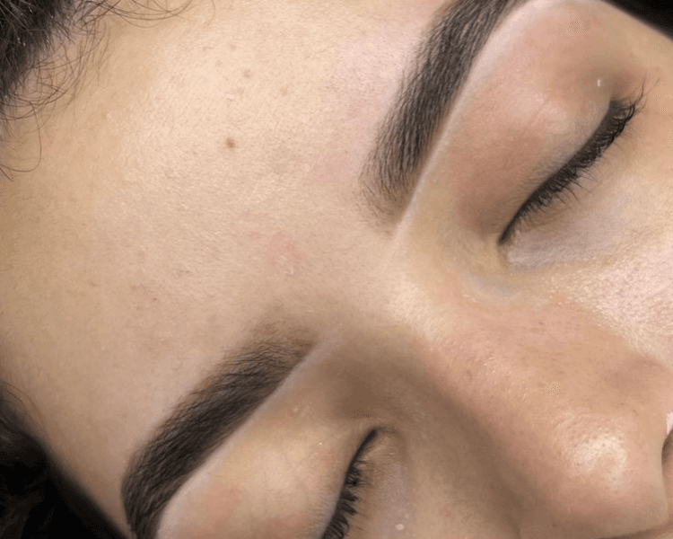 Cejas en Henna ( depilacion hojilla)