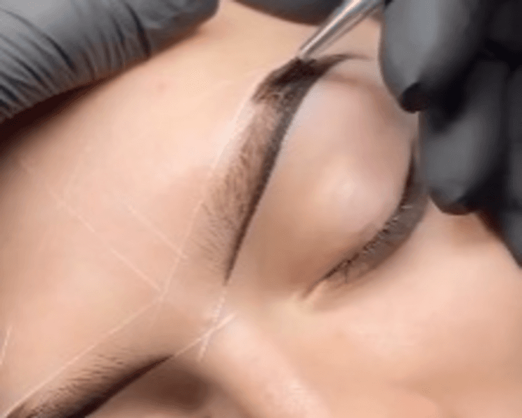PERFILADO DE CEJAS CON HENNA