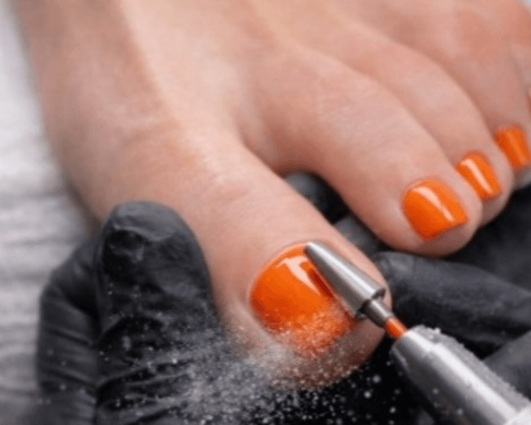 PEDICURA CON ESMALTADO SEMIPERMANENTE