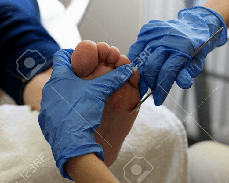 Pedicuría Completa + Semipermanente Liso