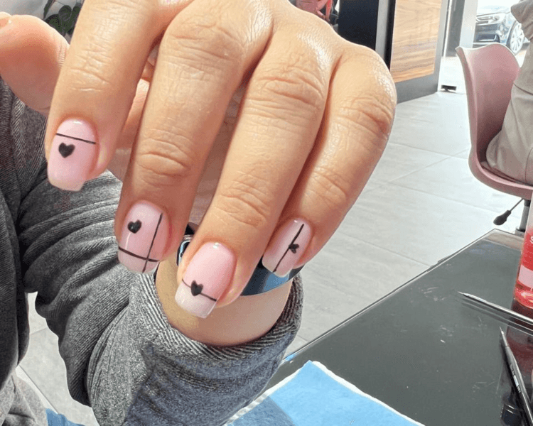 Diseño sencillo en todas las uñas