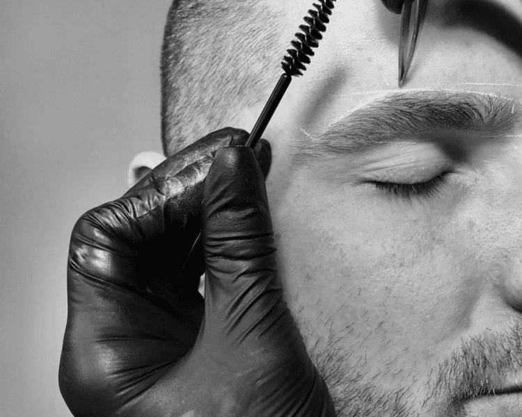 Diseño y marco de cejas con navaja