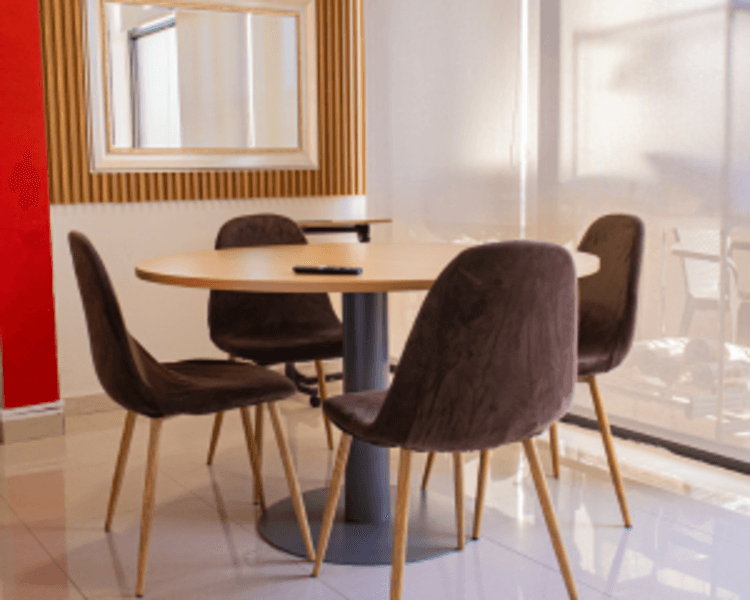 Sala de Reuniones 8 Hora (4 Personas)