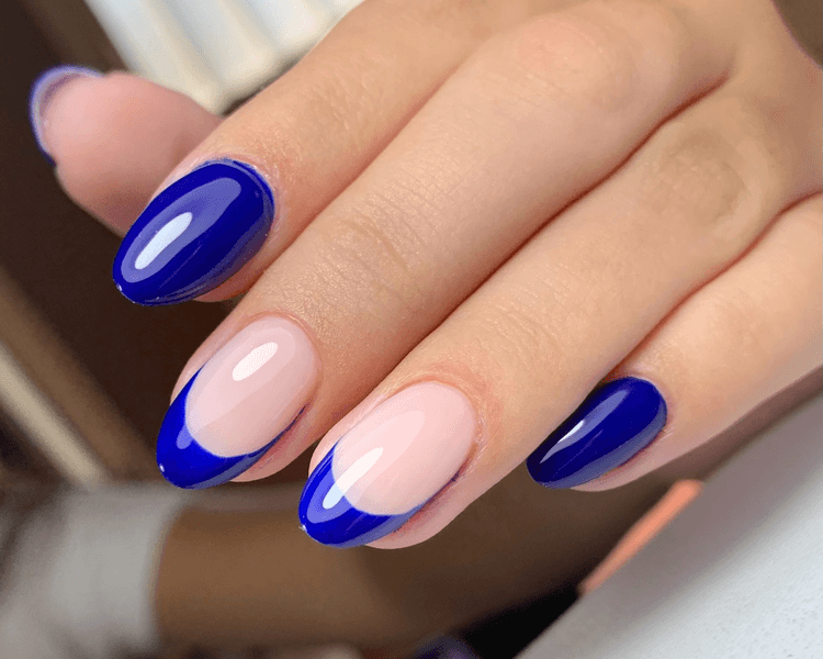 Esmaltado semipermanente liso o diseño simple en una uña