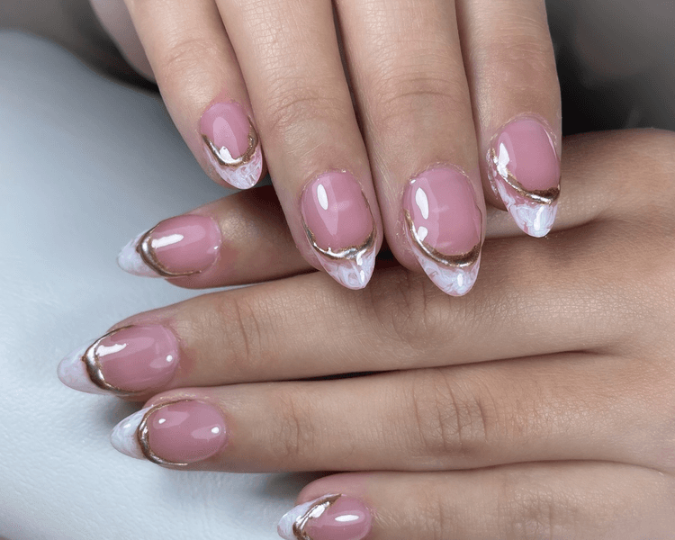 Soft gel liso o diseño simple en una uña