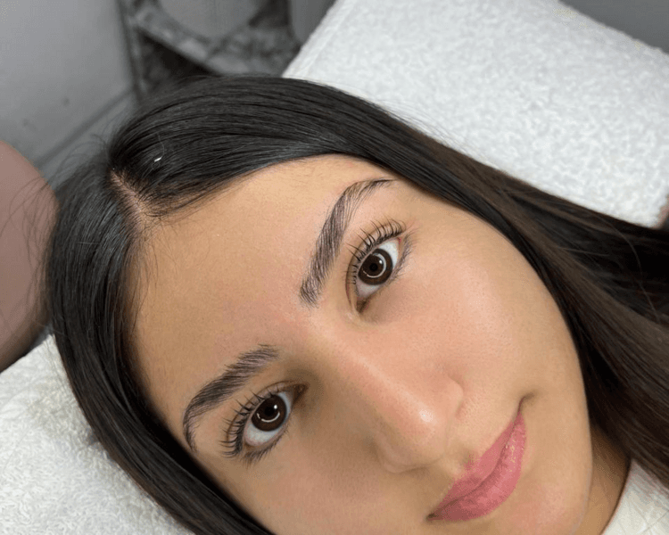Perfilado de cejas con Laminado + Lifting de pestañas con tinte y botox de REGALO!
