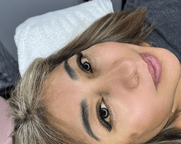 Extensiones de pestañas Vol. Brasilero con perfilado de cejas de REGALO!