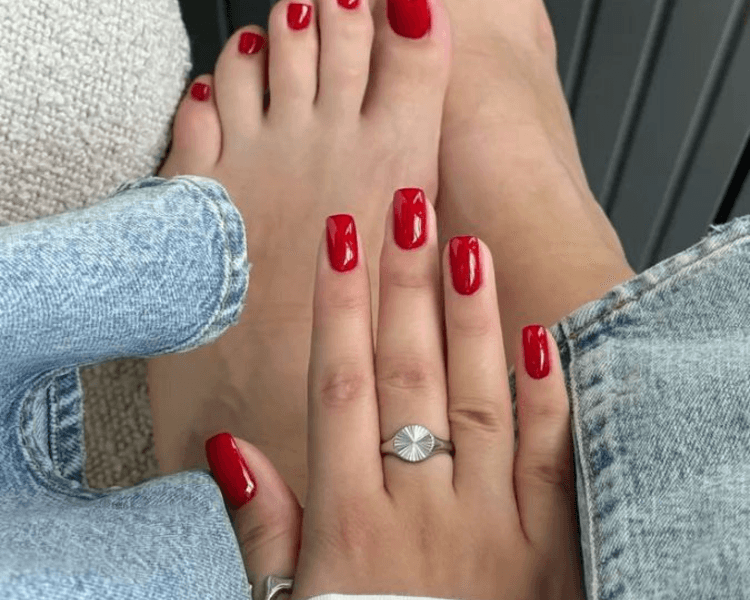 Manicure semipermanente + pedicure tradicional