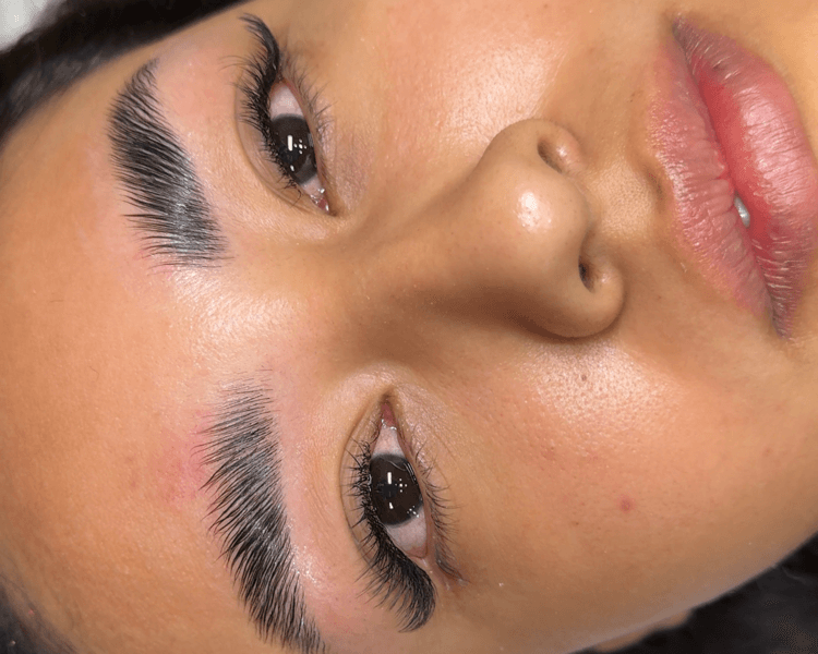 Extensiones de pestañas híbridas