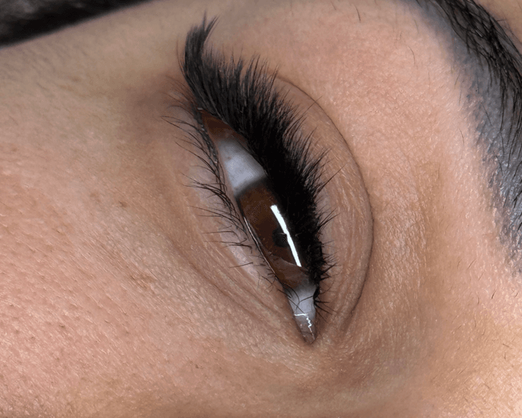 Extensiones de pestañas volumen ruso