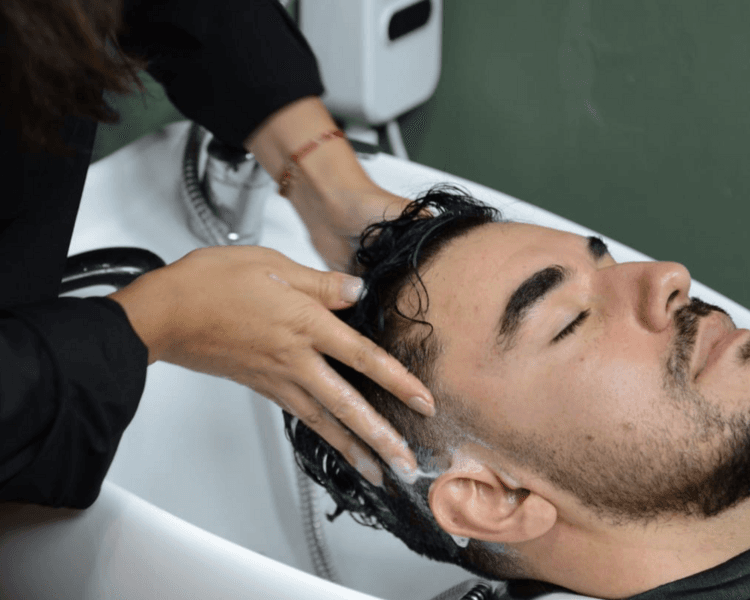 Corte de Cabello + perfilado y tintura de barba + Limpieza facial Premium
