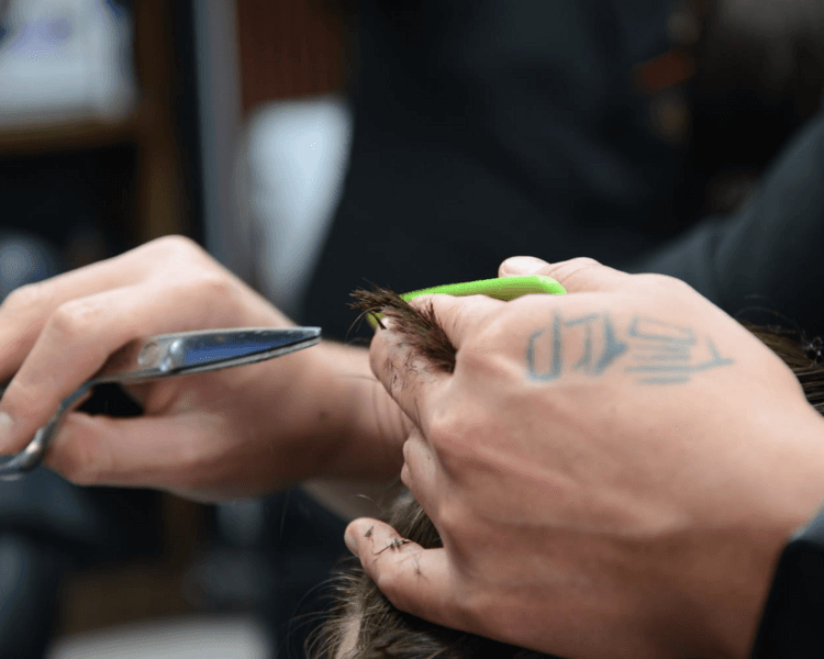 Corte de cabello, Lavado de cabello y Perfilado de barba con toallas