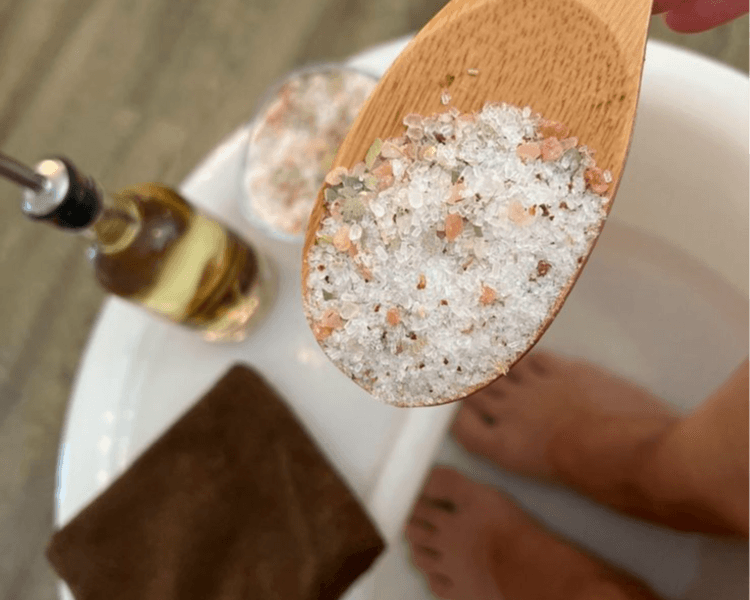 PEDICURE SPA + ESMALTADO