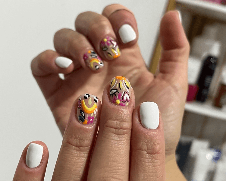 Esmaltado Semipermanente con diseño manos
